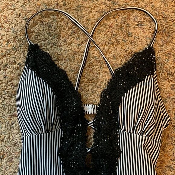 NWOT Women's Juniors Cupshe Striped Lace Deep V-neck High Cut One Piece Swimsuit - Picture 2 of 10